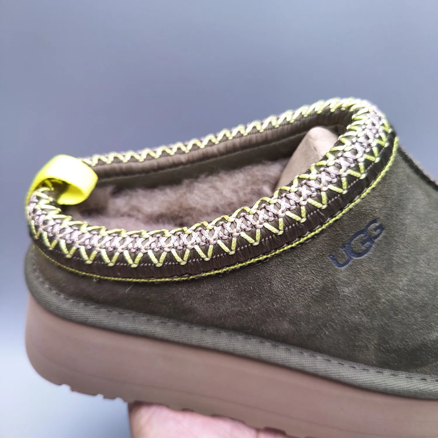 💰440 UGG sheepskin all-in-one snow boots 2553 co-branded national trend style thick-soled one-leg women’s snow boots🐾~ 🍭 A co-branded trendy item launched with well-known designer brands Feng Chen Wang and TELFAR. Zhou Dongyu & Wang Jiaer’s same style Fang Kete boots. The slip-on design makes it easy to put on and take off, and can be used indoors or outdoors. The exotic edging design is eye-catching, and it is definitely worth buying~ 🍭Material: cowhide➕sheep fur Outsole: rubber (light wing technology) 🍭Color: black, maroon, sand, dark green, light gray, chocolate, beige, walnut, brown, dark gray, red 🍭Number of codes: 35-42
